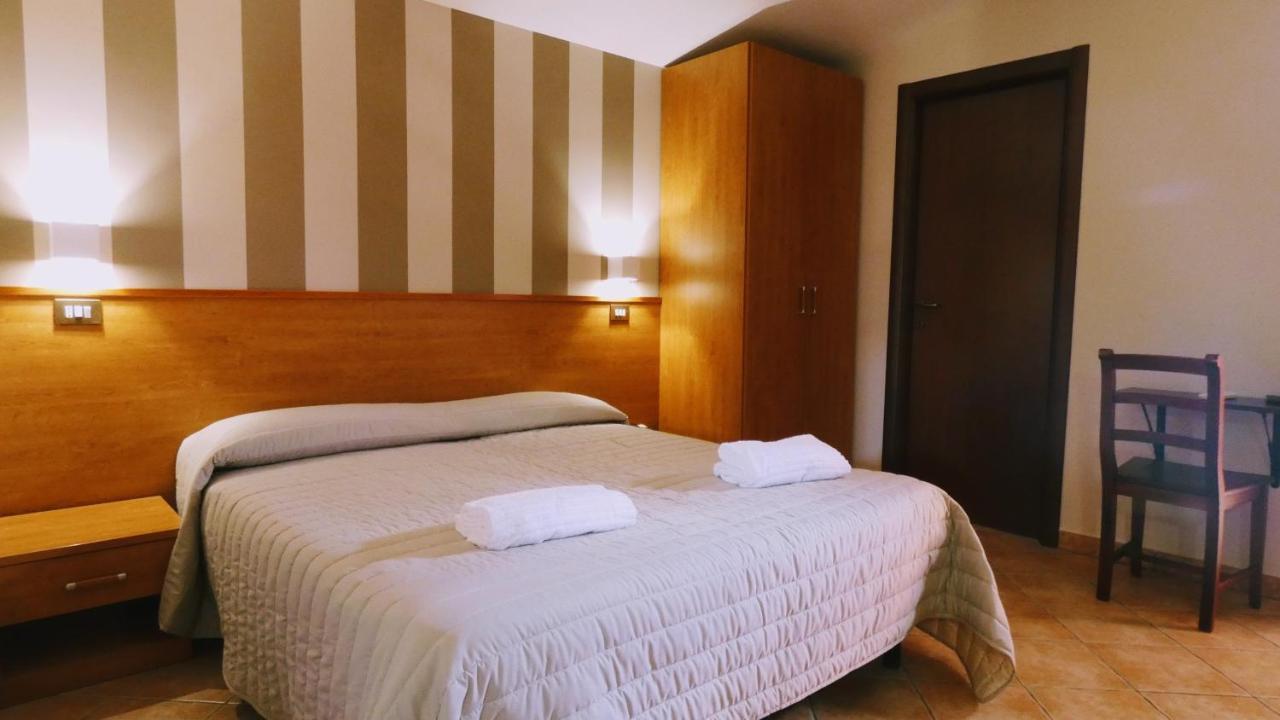 Hotel Piscina La Suite Prossedi Экстерьер фото
