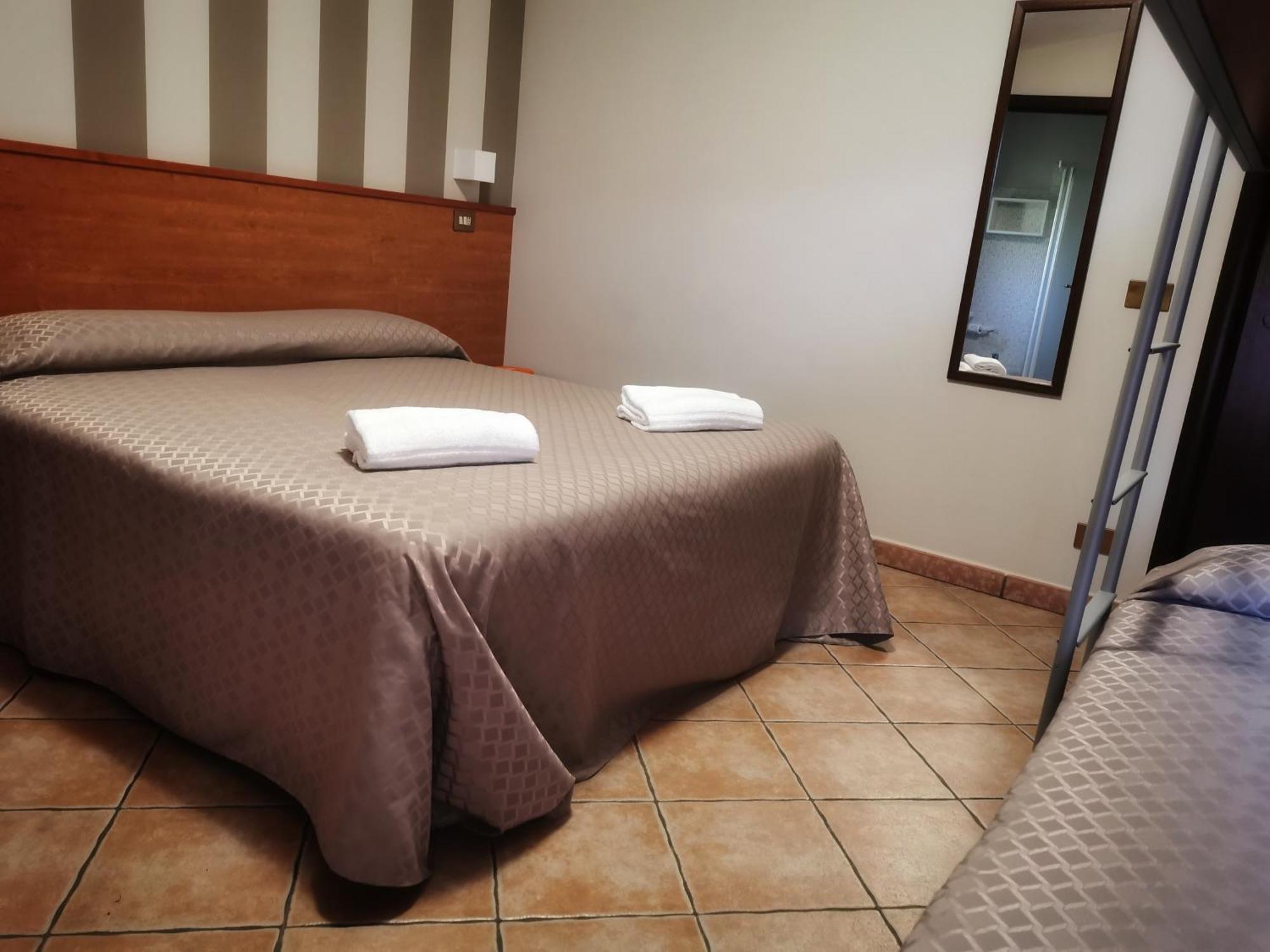 Hotel Piscina La Suite Prossedi Экстерьер фото