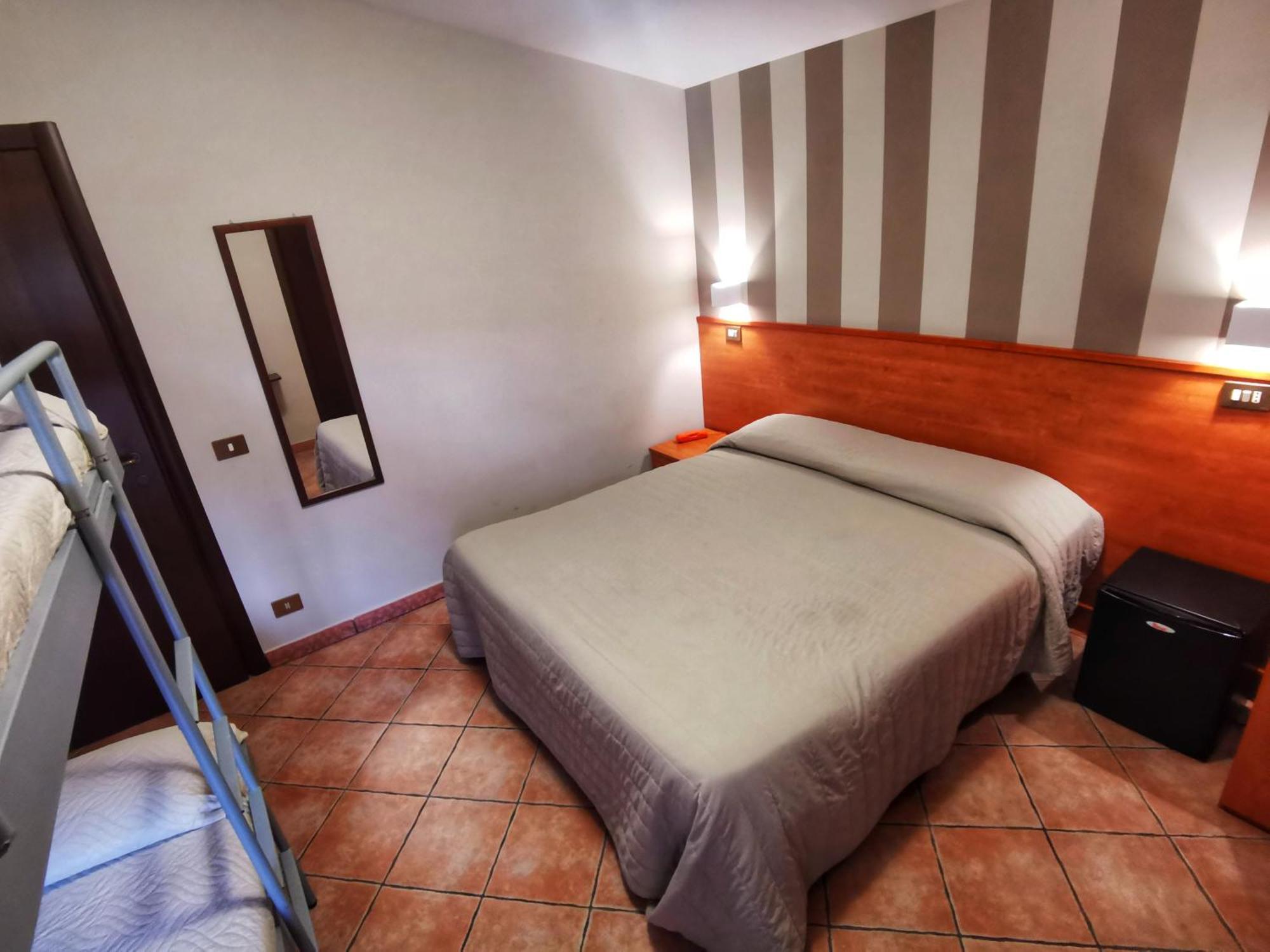 Hotel Piscina La Suite Prossedi Экстерьер фото